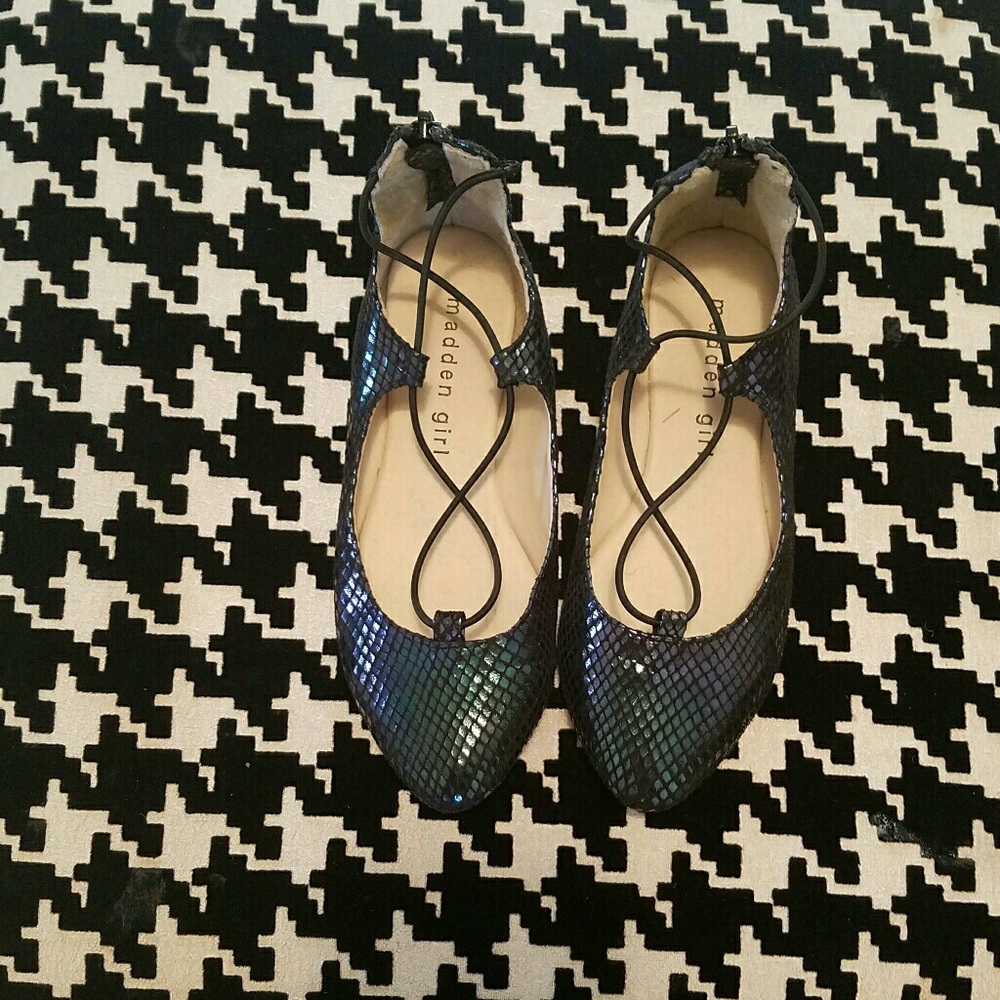 Girls size 2 snakeskin flats